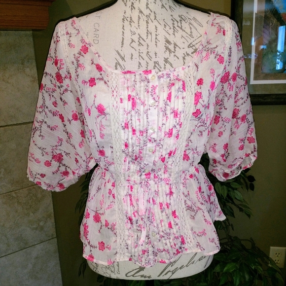 Guess Shirt Size Medium Pink Cream Floral! - Picture 2 of 16